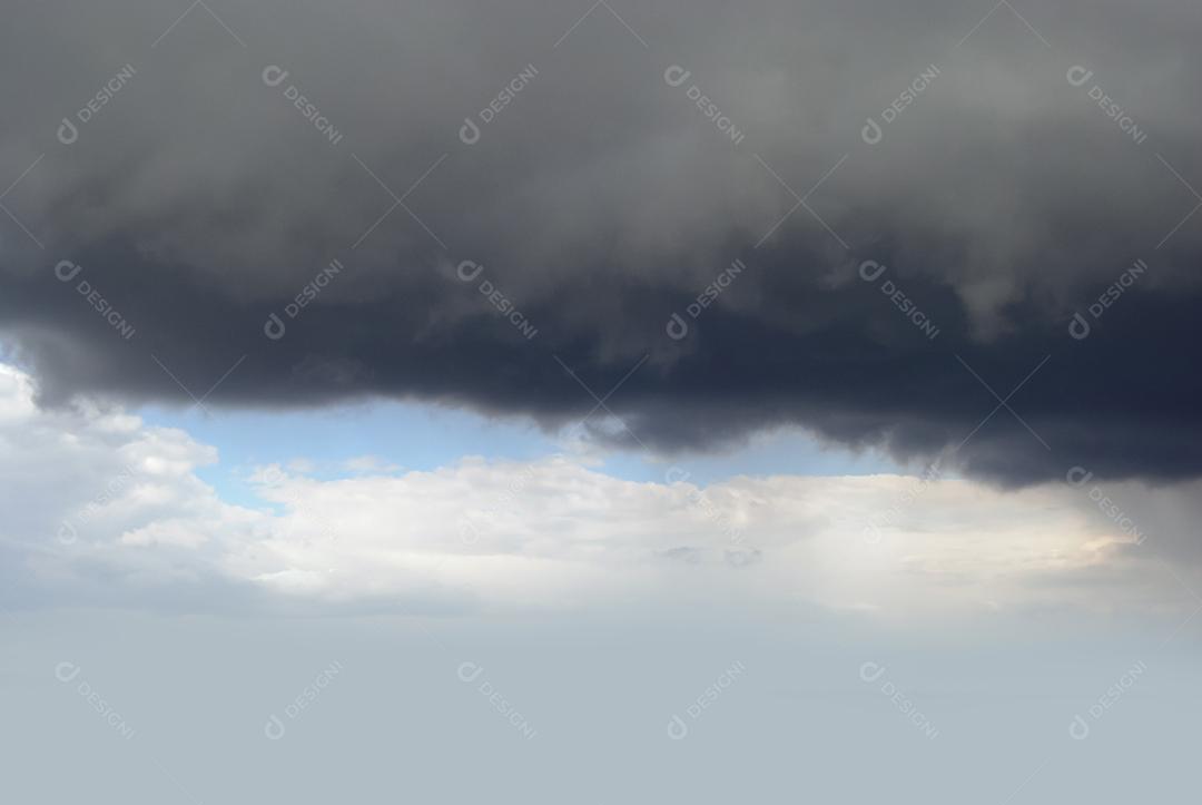 Céu lindo nublado ao por do sol com nuvens.