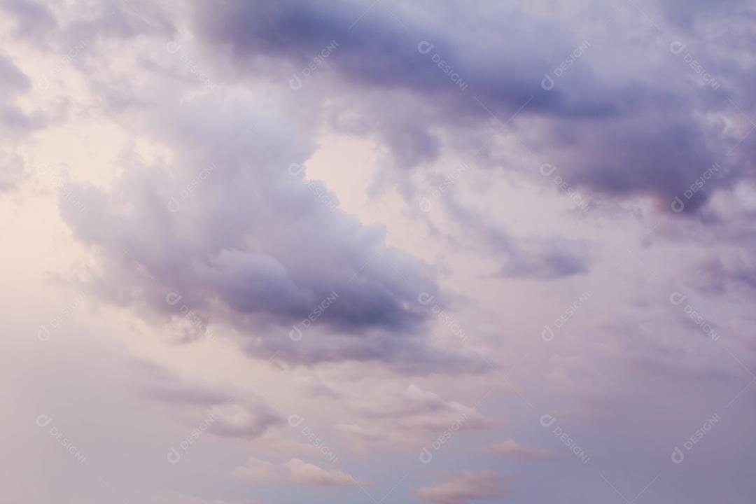 Céu lindo colorido ao por do sol com nuvens.