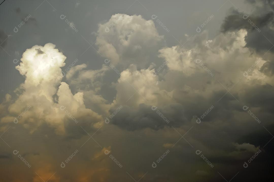Céu lindo nublado ao por do sol com nuvens.
