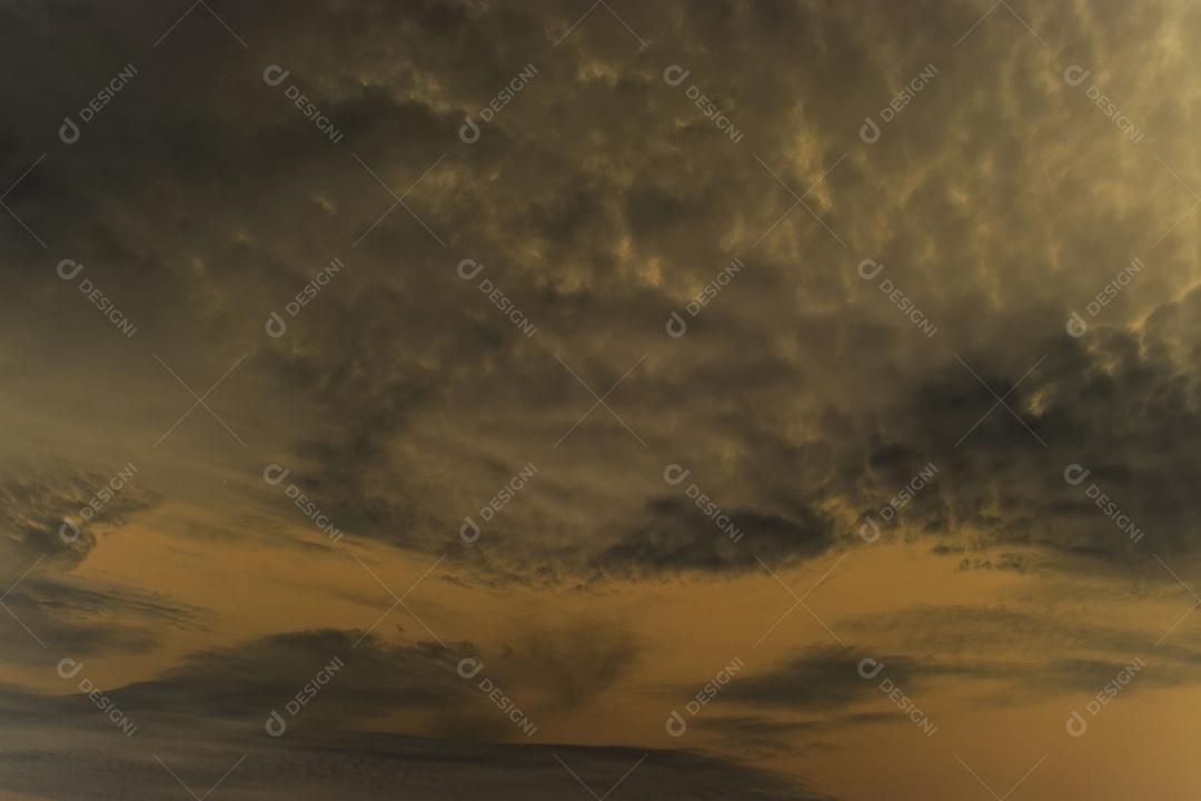 Céu lindo nublado ao por do sol com nuvens.