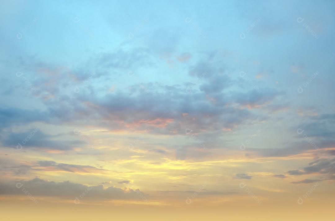 imagens do céu com nuvens em vista o horizonte