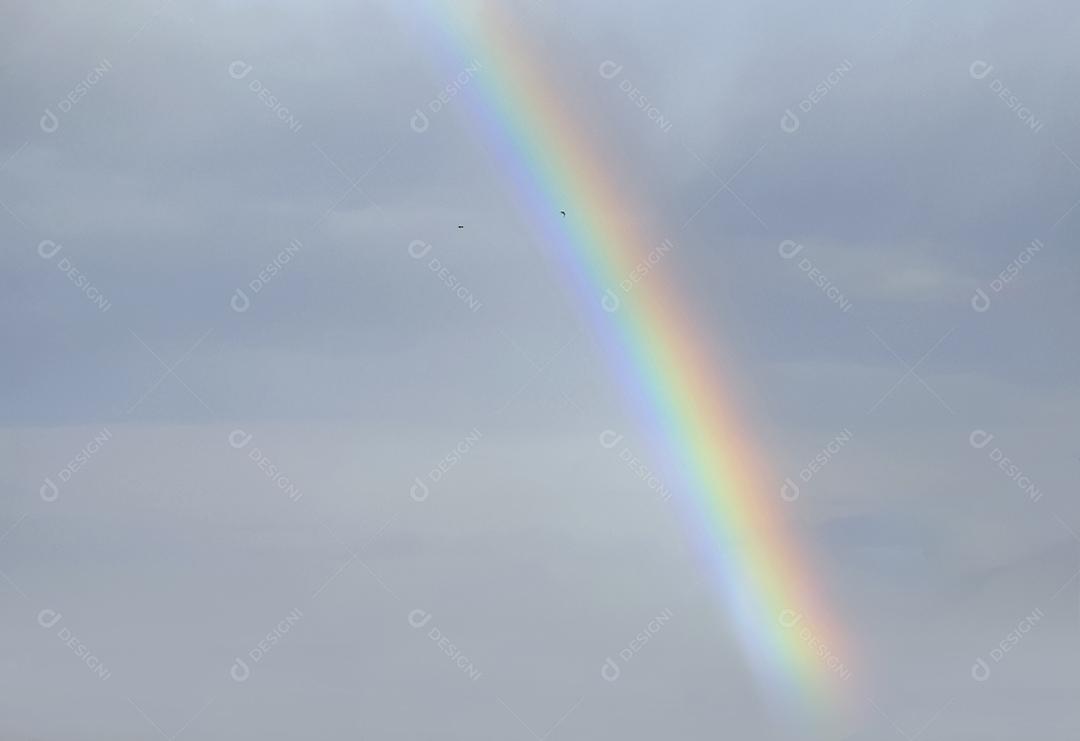 imagens do céu com lindo arco íris  nuvens em vista o horizonte