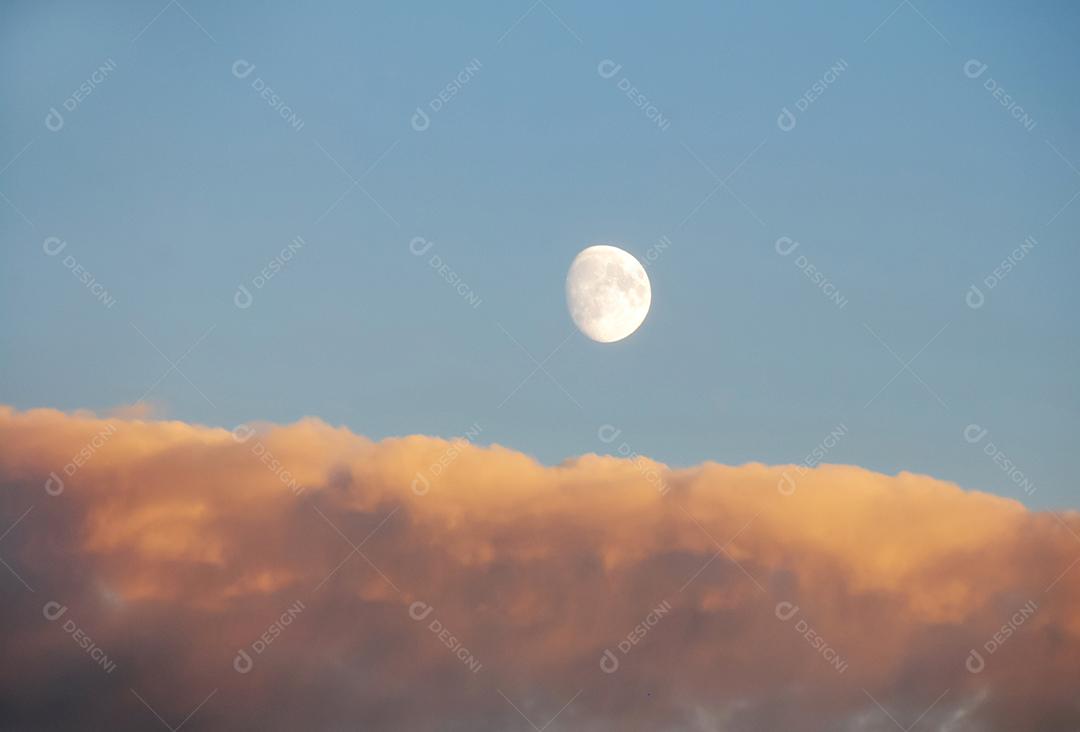 imagens do céu com nuvens e a lua  em vista o horizonte
