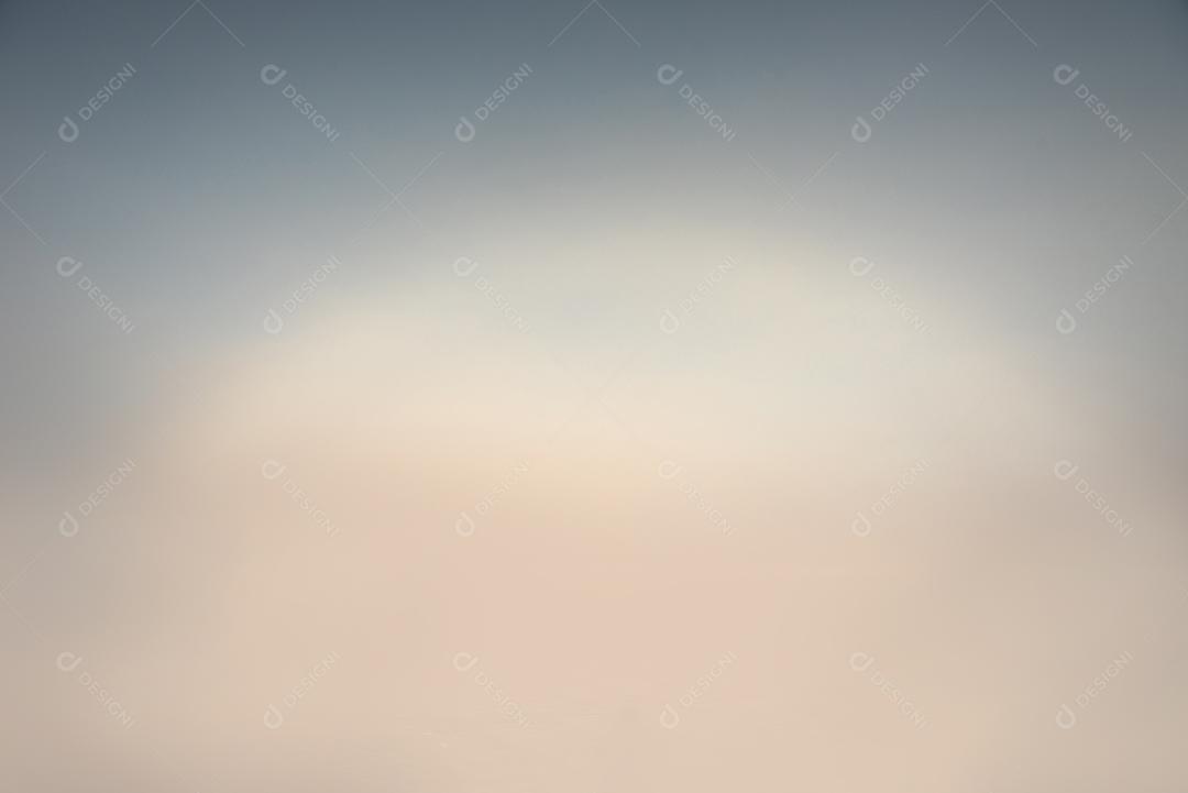 imagens do céu com poucas nuvens em vista o horizonte