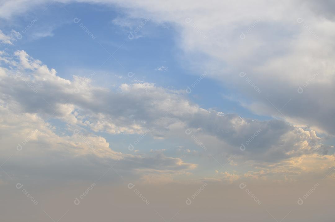 imagens do céu com nuvens em vista o horizonte