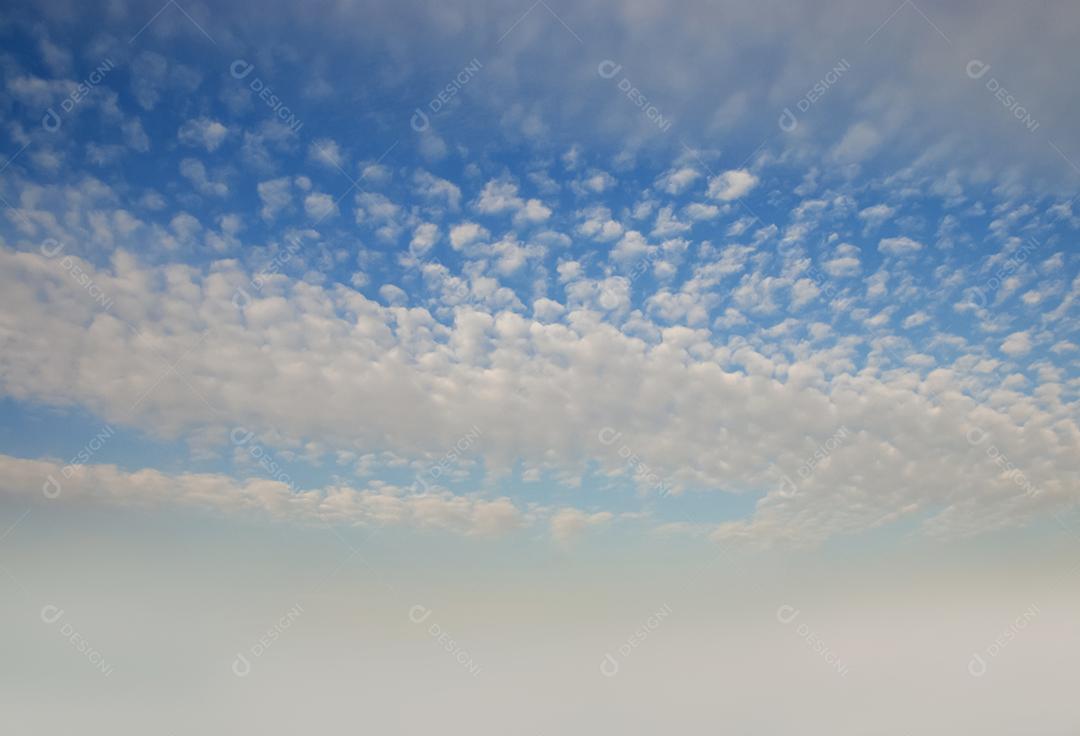 imagens do céu com nuvens em vista de baixo para cima