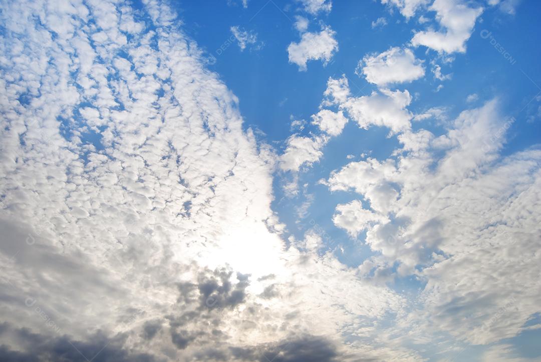 imagens do céu com nuvens em vista de baixo para cima