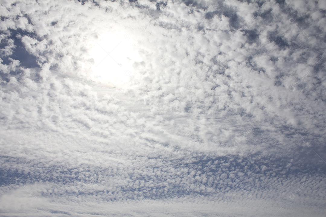 imagens do céu com nuvens em vista de baixo para cima