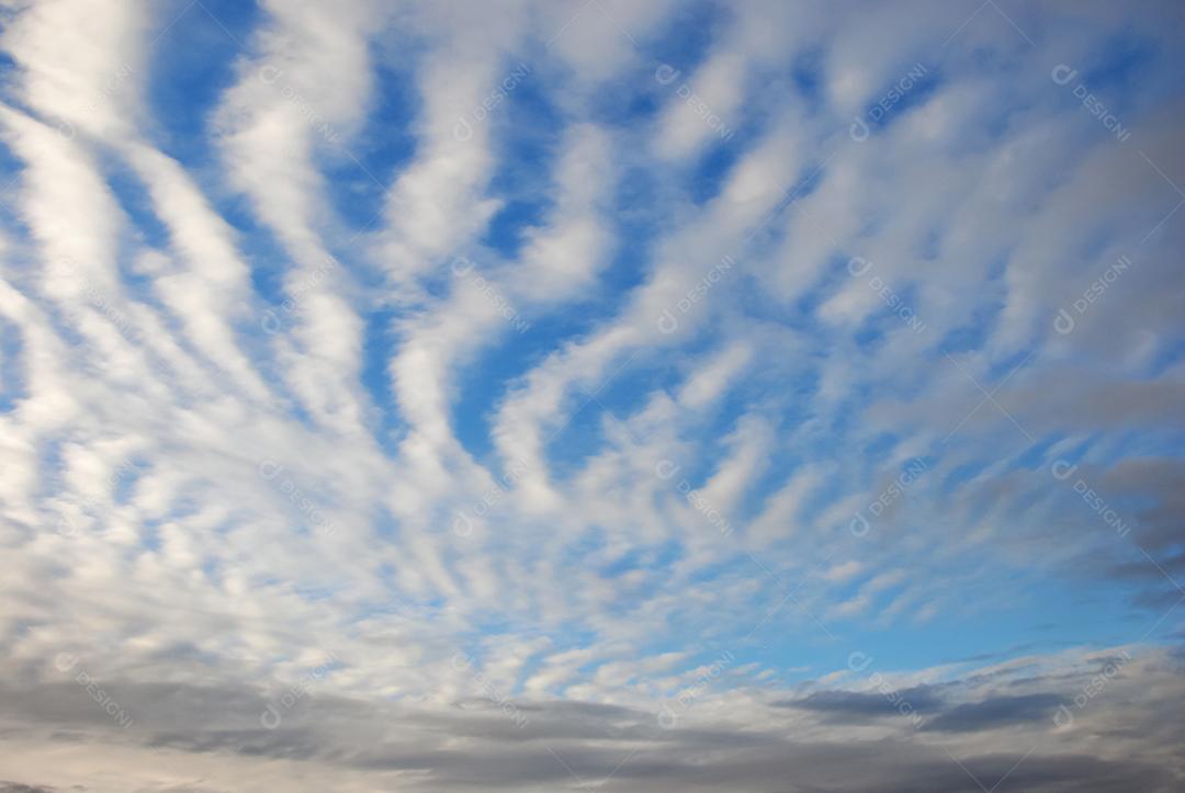 imagens do céu com nuvens em vista de baixo para cima