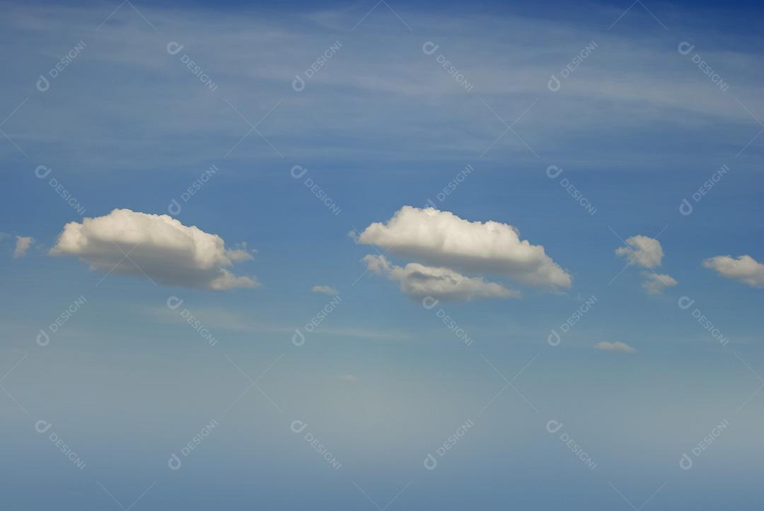 imagens do céu com nuvens em vista o horizonte