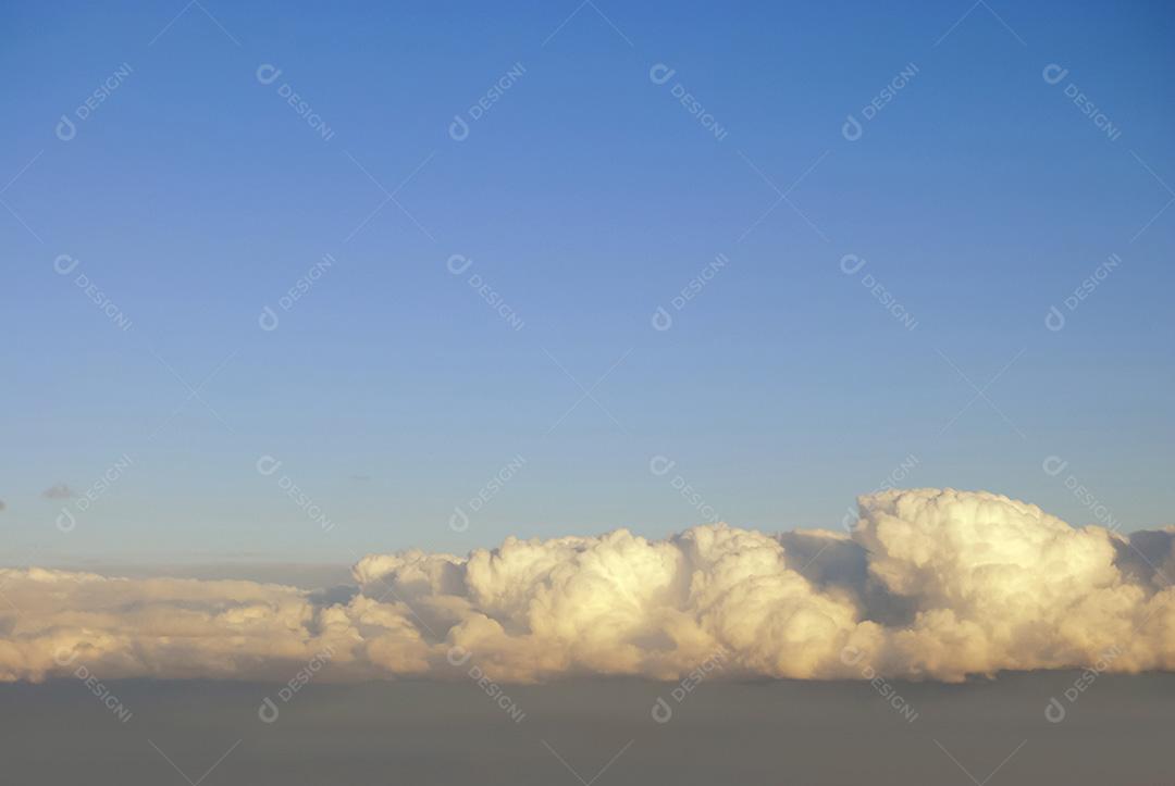 imagens do céu com nuvens em vista o horizonte