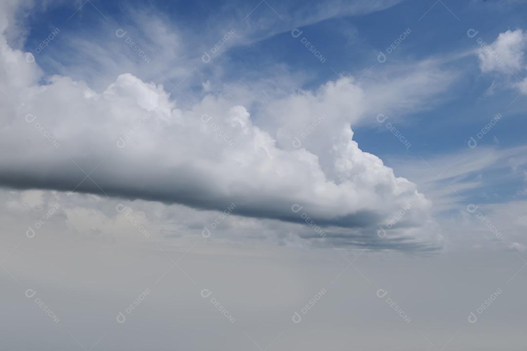 Ceu com nuvens brancas