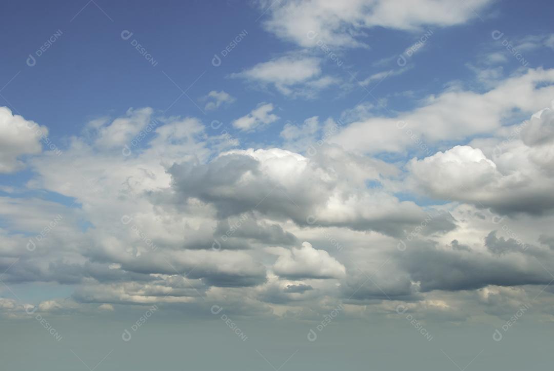 imagens do céu com nuvens em vista o horizonte