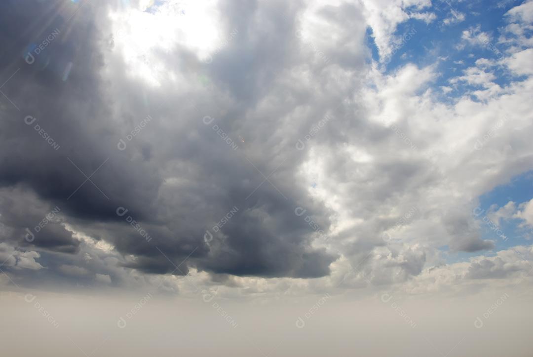 imagens do céu com nuvens em vista o horizonte