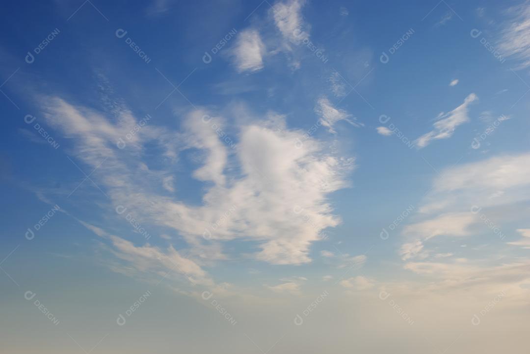 imagens do céu com nuvens em vista o horizonte