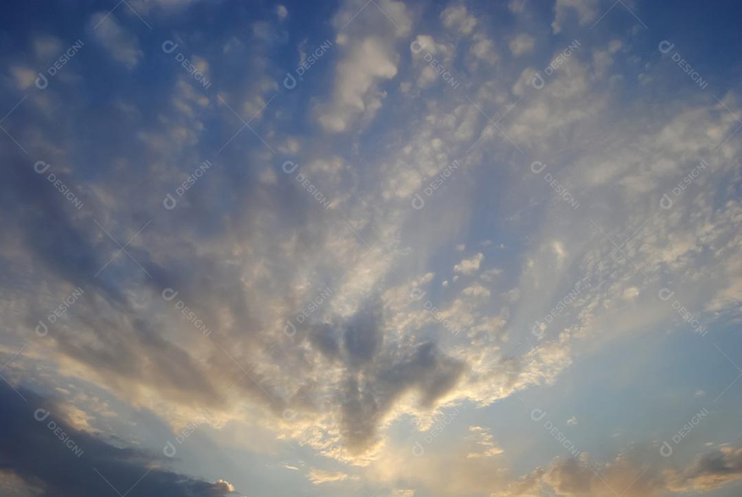 imagens do céu com nuvens em vista o horizonte