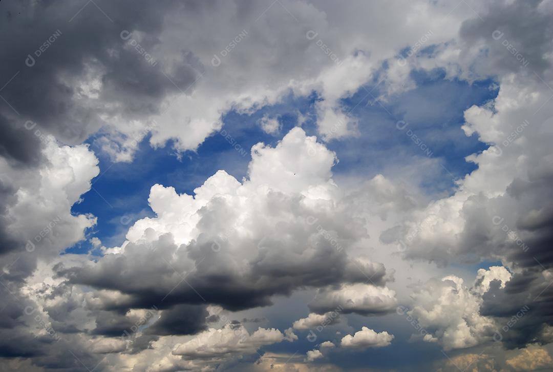 imagens do céu com nuvens em vista o horizonte