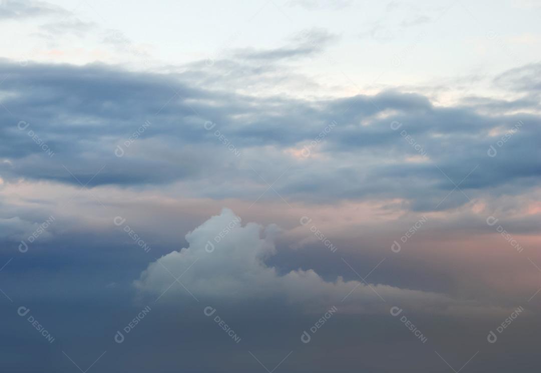 imagens do céu com nuvens em vista o horizonte