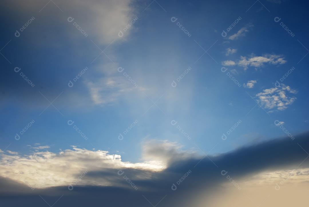 imagens do céu com nuvens em vista o horizonte