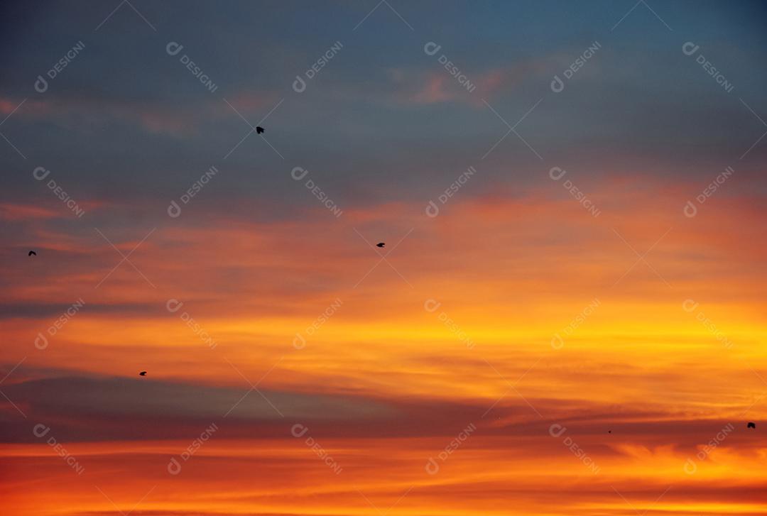 Céu lindo colorido ao por do sol com nuvens.