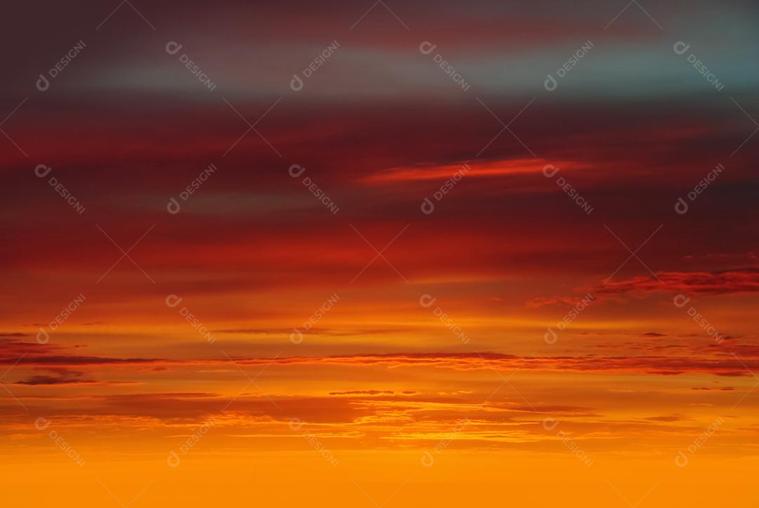 Céu lindo colorido ao por do sol com nuvens.