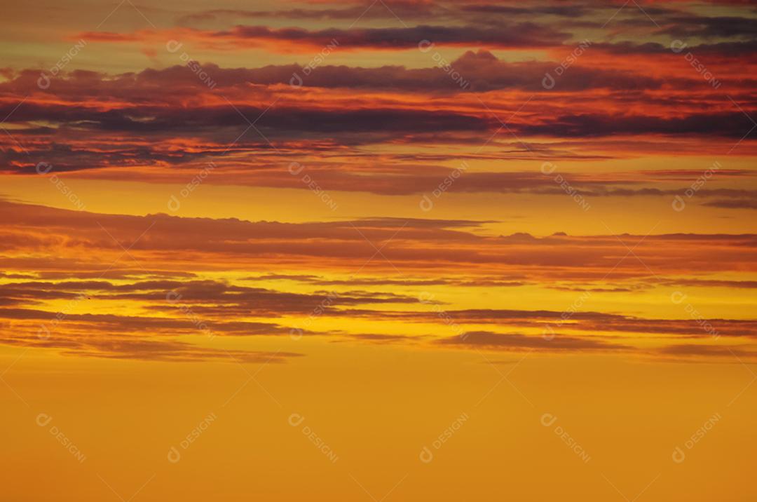 Céu lindo colorido ao por do sol com nuvens.