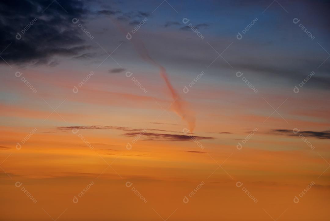 Céu lindo colorido ao por do sol com nuvens.
