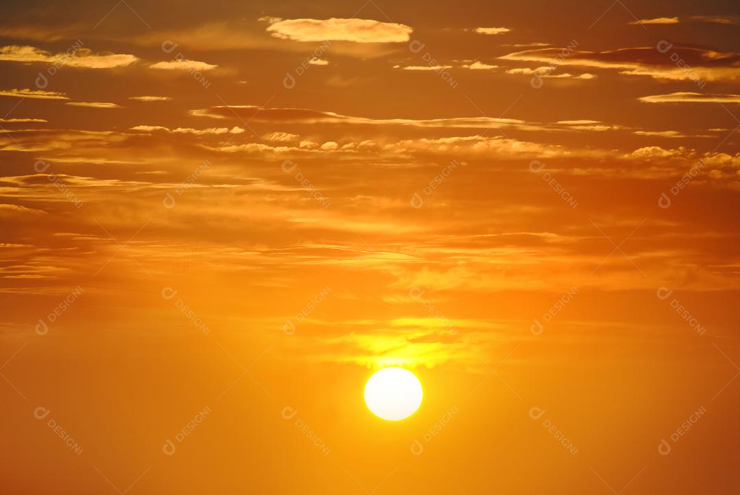 Céu lindo colorido ao por do sol com nuvens.