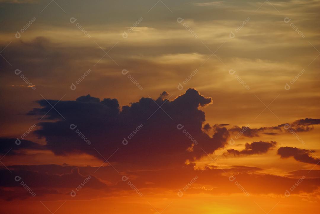 Céu lindo colorido ao por do sol com nuvens.