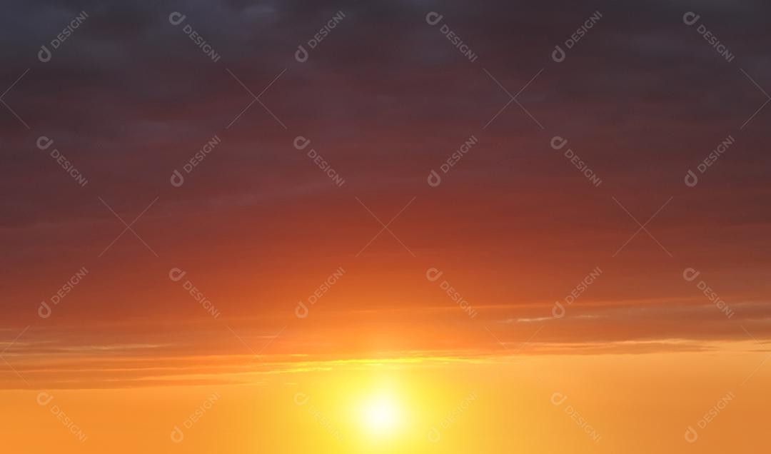 Céu lindo colorido ao por do sol com nuvens.