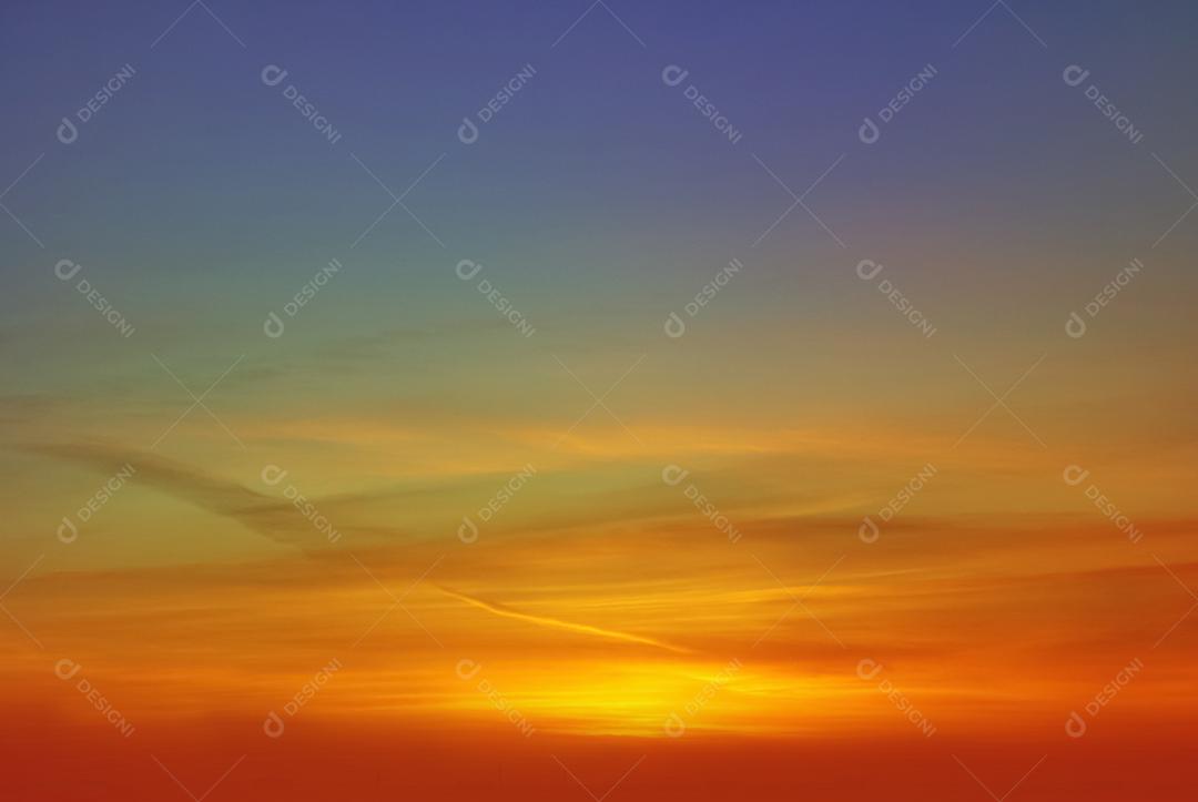 Céu lindo colorido ao por do sol com nuvens.