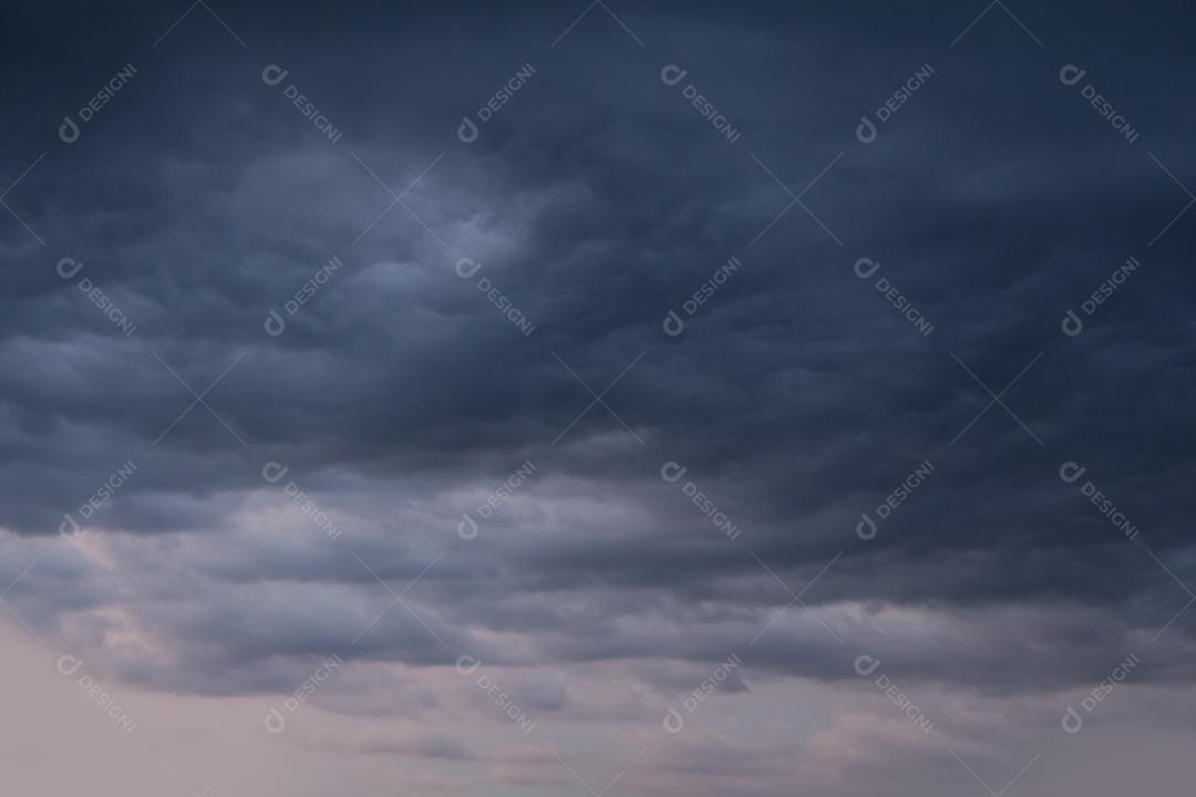 Céu lindo colorido ao por do sol com nuvens.