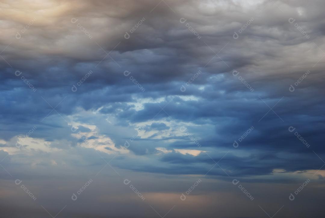 Céu lindo colorido ao por do sol com nuvens.