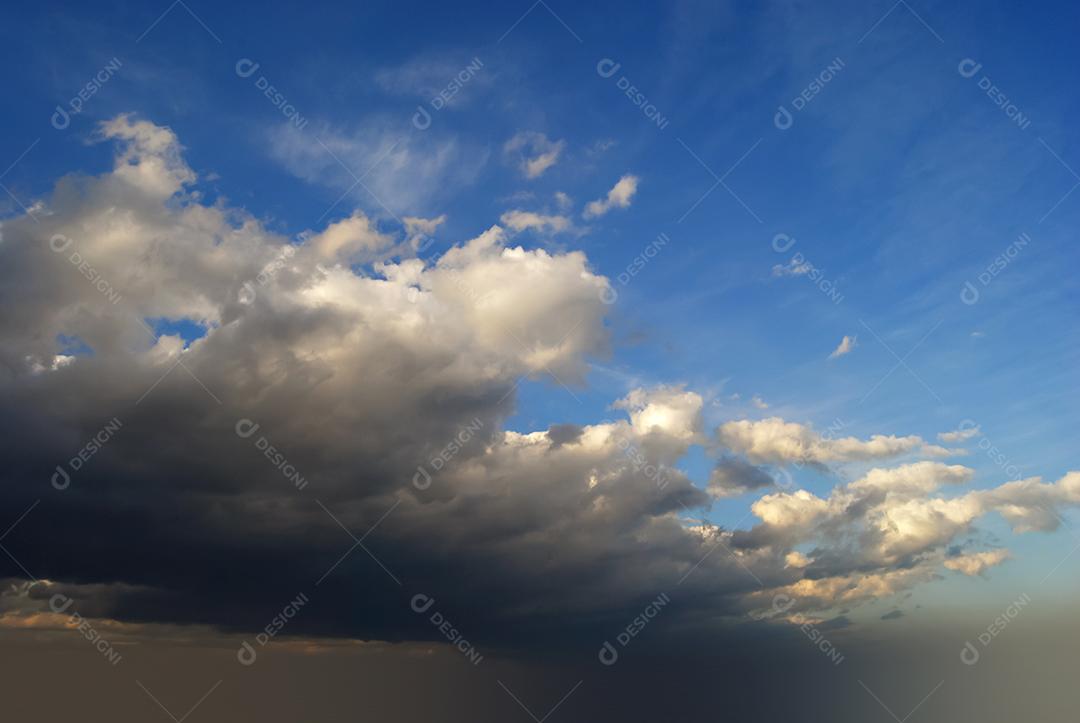 Céu lindo colorido ao por do sol com nuvens.