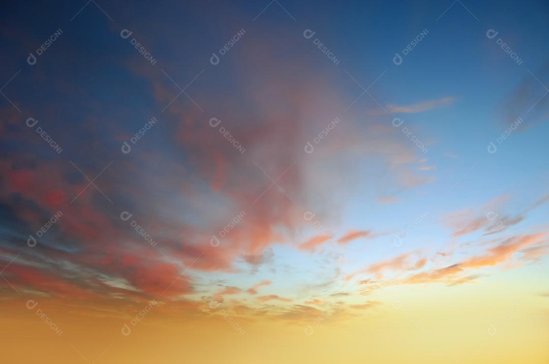 Céu lindo colorido ao por do sol com nuvens.