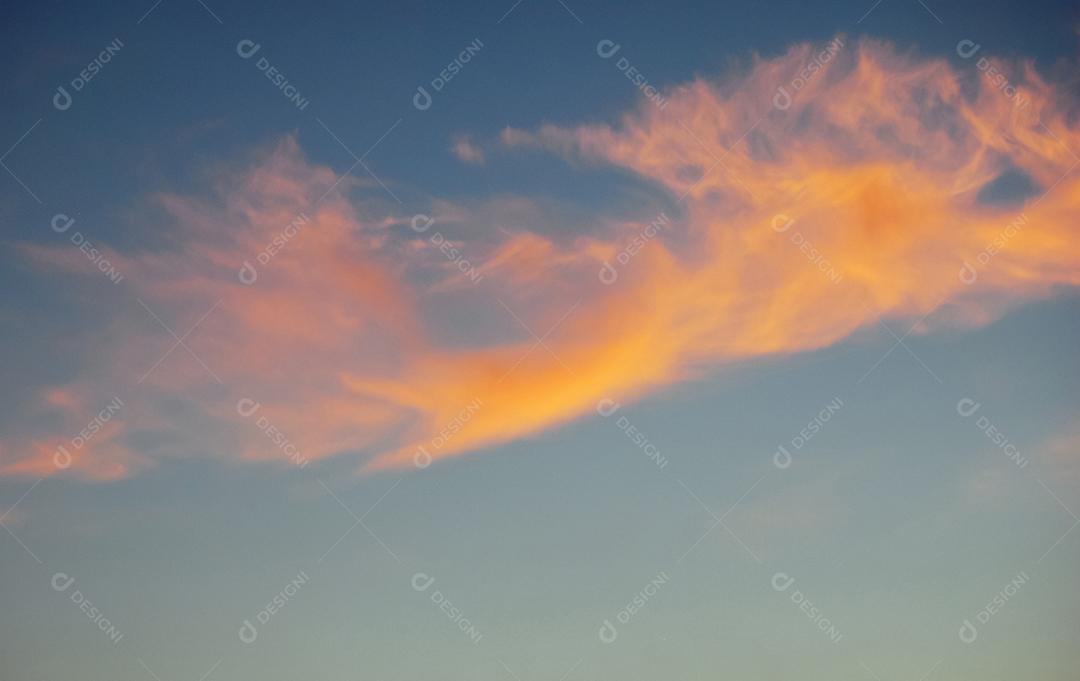 Céu lindo colorido ao por do sol com nuvens.