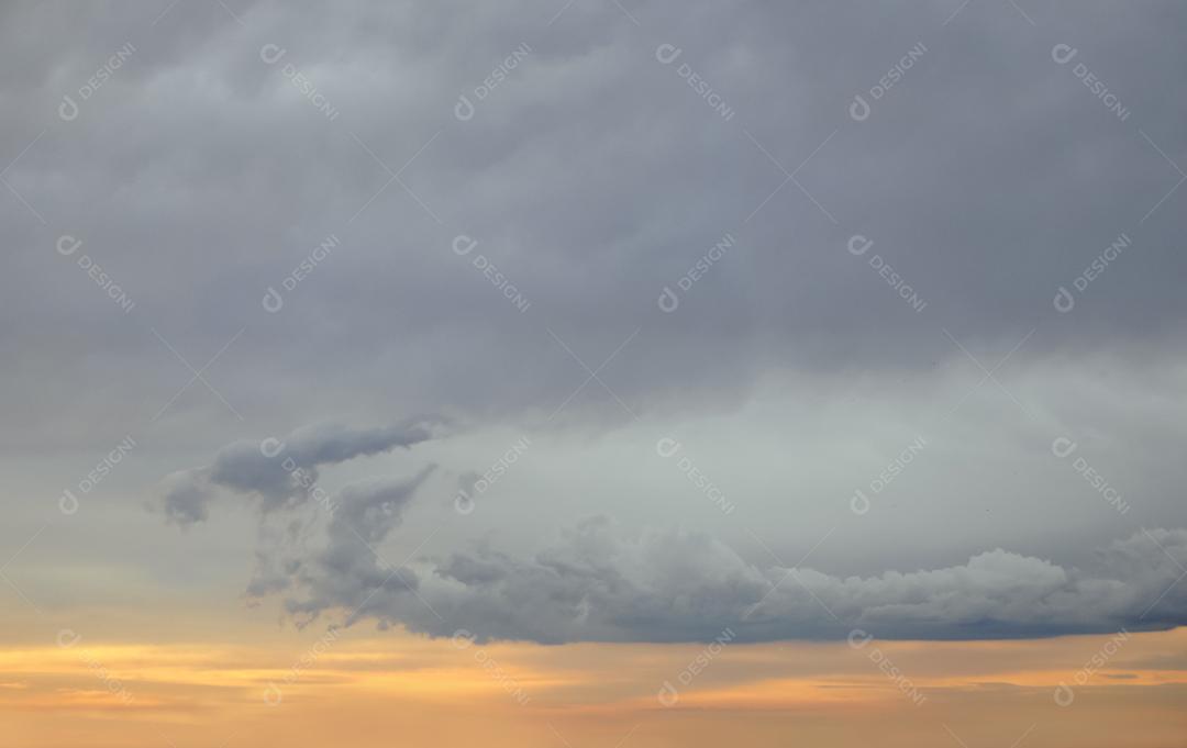 Céu lindo colorido ao por do sol com nuvens.