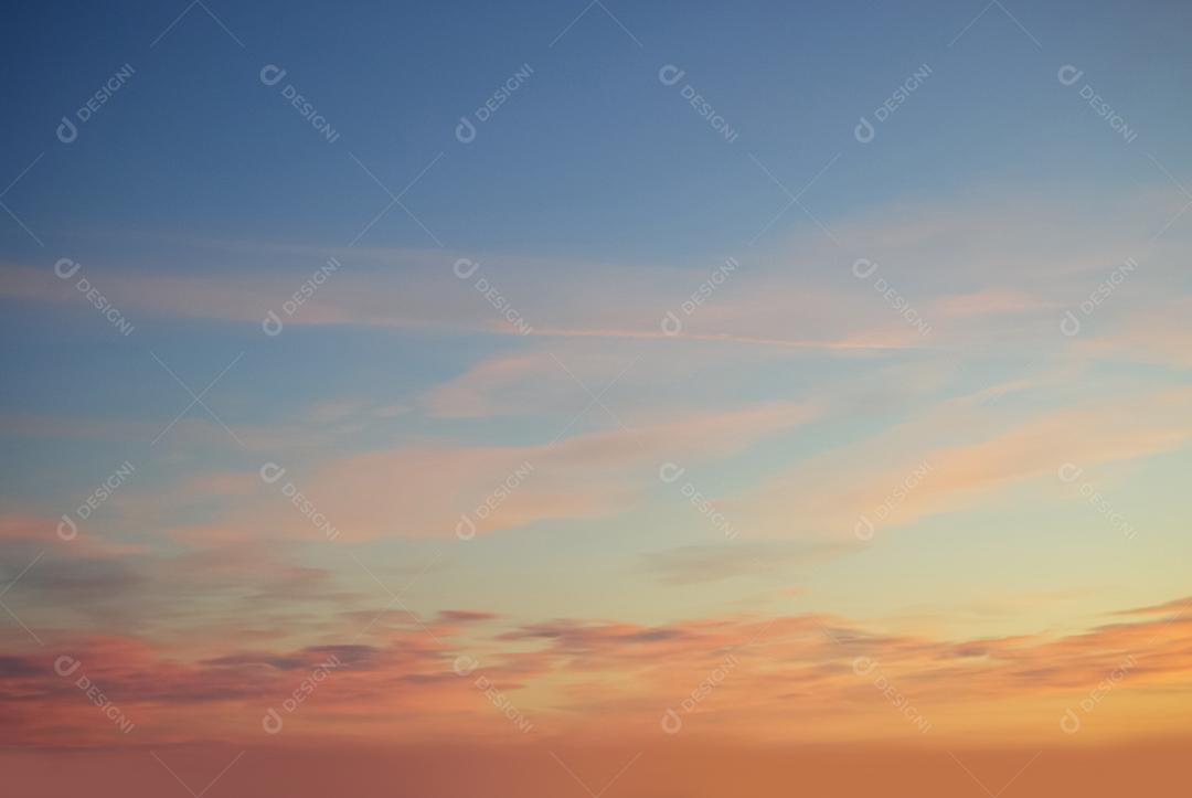 Céu lindo colorido ao por do sol com nuvens.