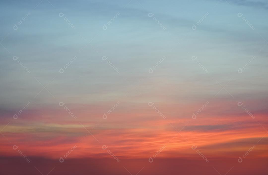 Céu lindo colorido ao por do sol com nuvens.