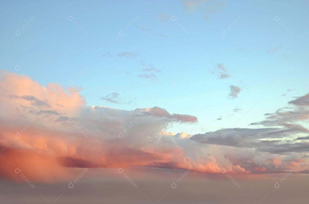 Céu lindo colorido ao por do sol com nuvens.