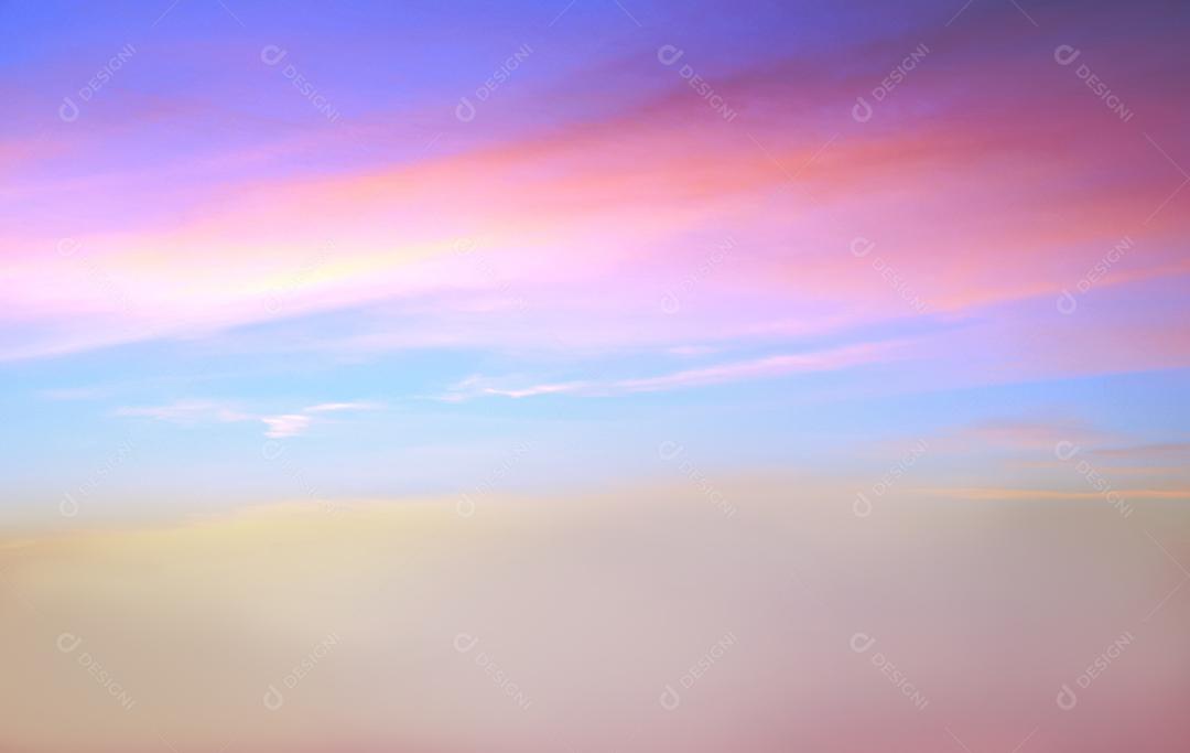 Céu lindo colorido ao por do sol com nuvens.