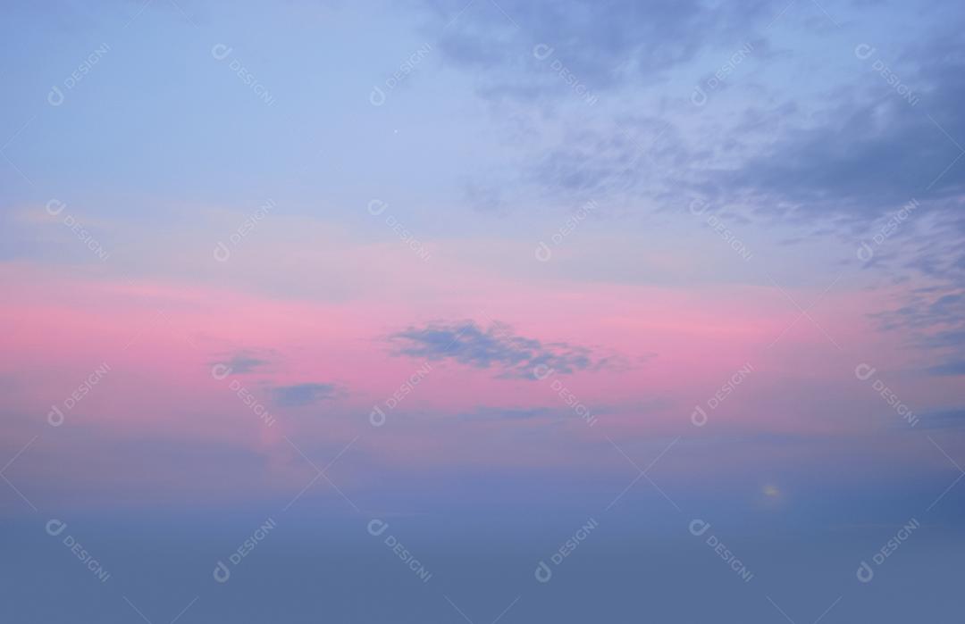 Céu lindo colorido ao por do sol com nuvens.