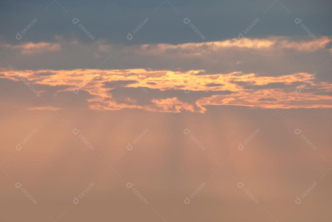 Céu lindo colorido ao por do sol com nuvens.