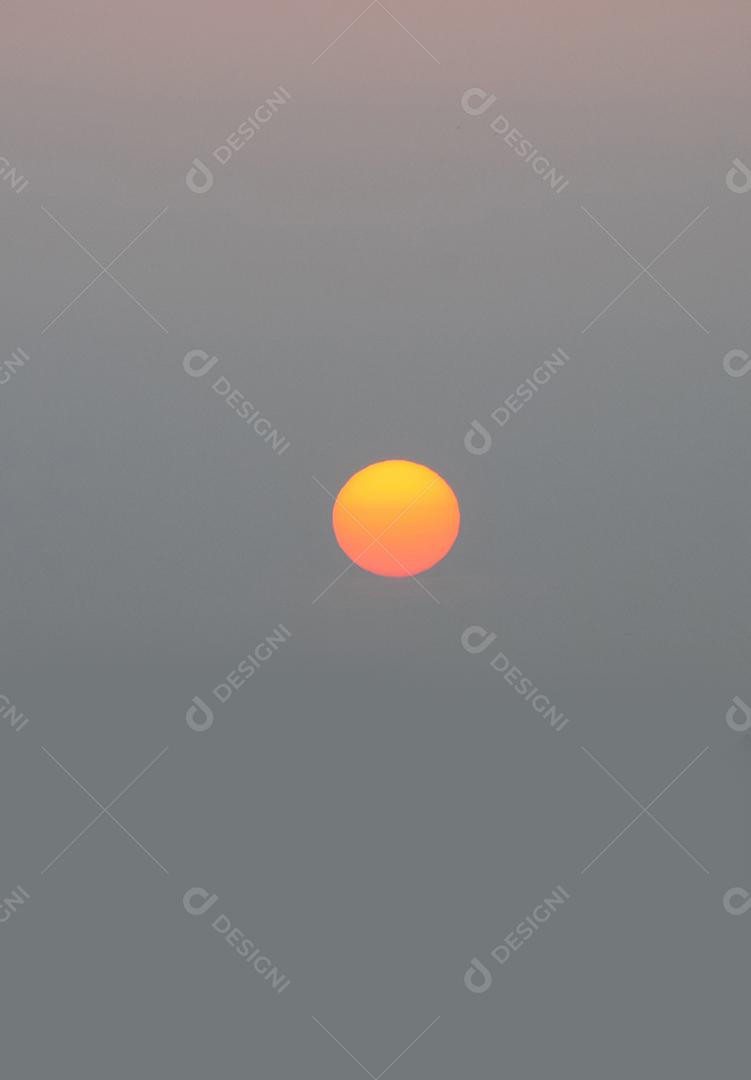 Céu lindo colorido com lua cheia