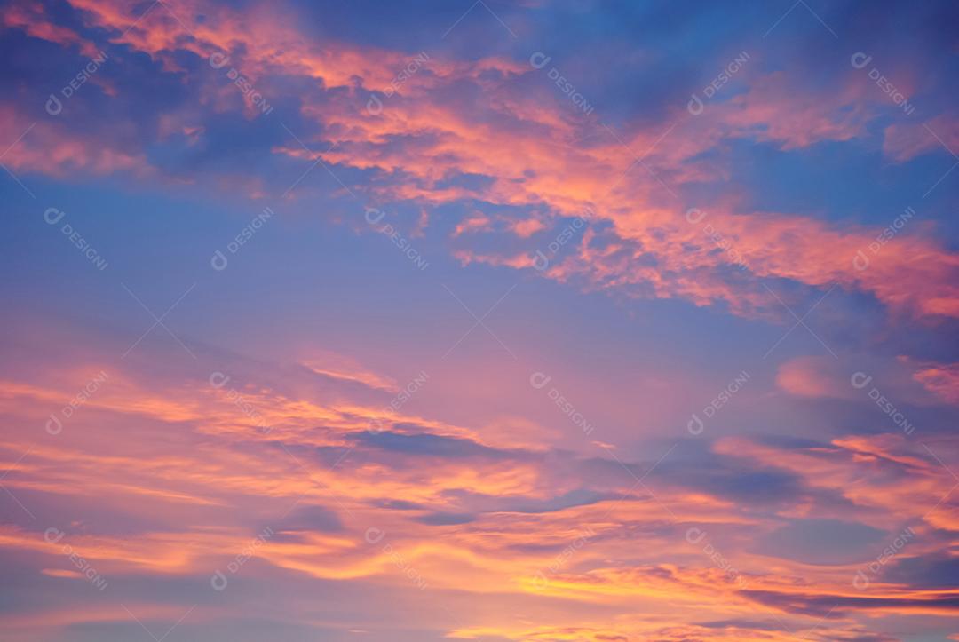 Céu colorido com nuvens ao por do sol.