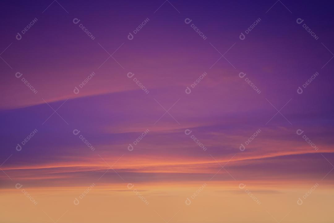 Céu lindo colorido ao por do sol com nuvens.