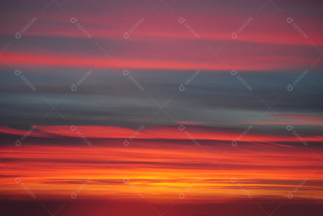 Céu lindo colorido ao por do sol com nuvens.