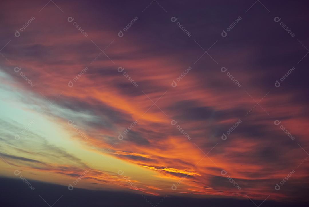 Céu lindo azul com nuvem rajadas mormaçado. Paisagem