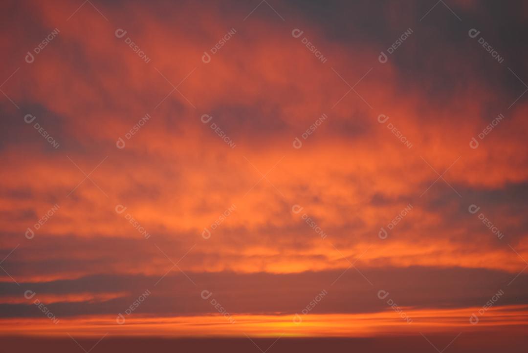 Céu lindo colorido ao por do sol com nuvens.