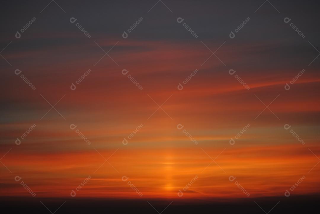 Céu lindo colorido ao por do sol com nuvens.